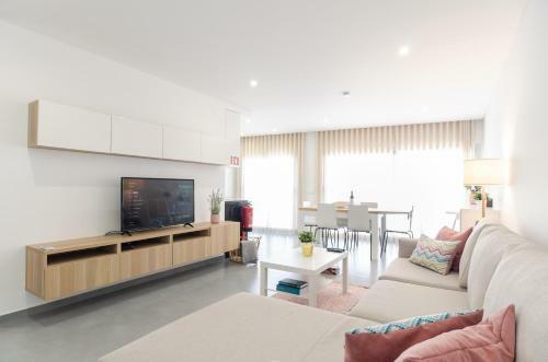 North Breeze - 2 Bedroom Apartment With Rooftop Pool