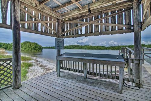Apartamento Beachfront Cedar Key Retreat With Pool Access!