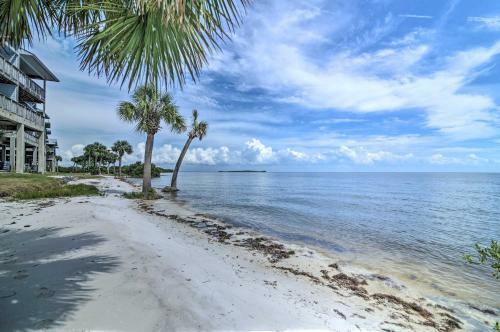 Apartamento Beachfront Cedar Key Retreat With Pool Access!