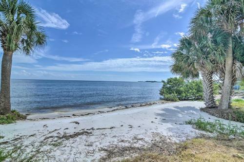 Apartamento Beachfront Cedar Key Retreat With Pool Access!