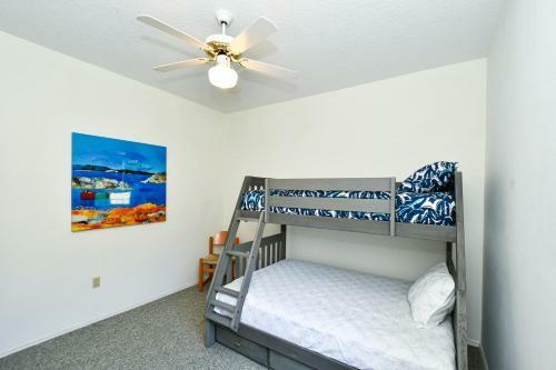 Private, Peaceful, Lakeside, Fully-fenced Yard