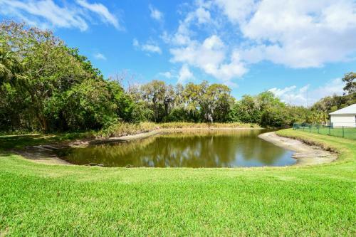 Private, Peaceful, Lakeside, Fully-fenced Yard