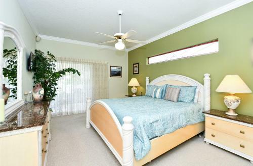 Private, Peaceful, Lakeside, Fully-fenced Yard