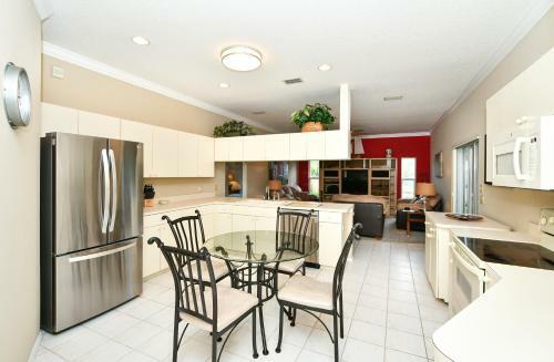 Private, Peaceful, Lakeside, Fully-fenced Yard