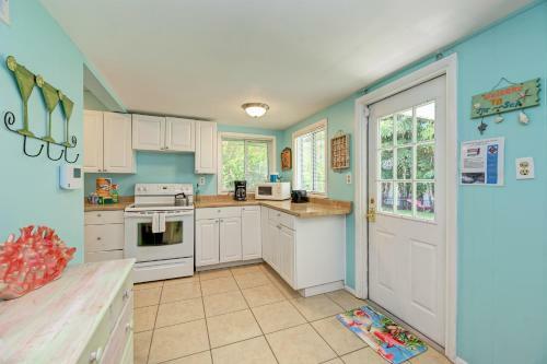 Cottage Haven-one Minute Walk To The Beach-private Yards-keyless Locks