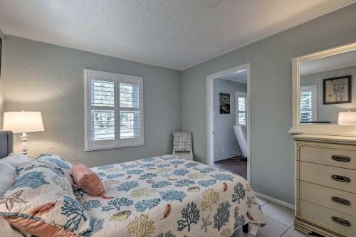 Cozy Crystal Beach Cottage Walk To Shoreline