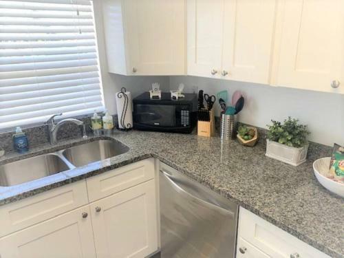 Beautiful Bright & Sparkling 2bed 1bath Beach Retreat - Unit 212