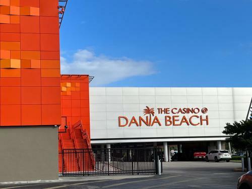 Dania's Cottage At Dania Beach