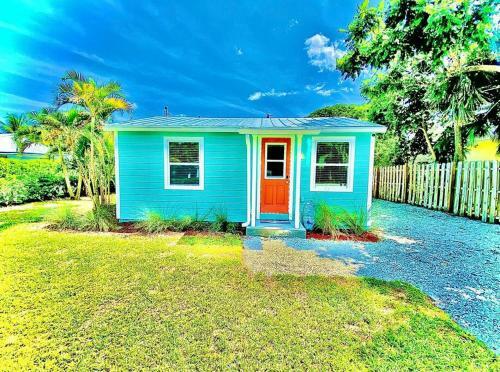 New! Modern Cozy Tiny Home W/ Pool. Pure Paradise
