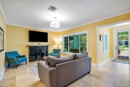 3b Allure W/heated Pool & Jacuzzi, 5min To Beach!