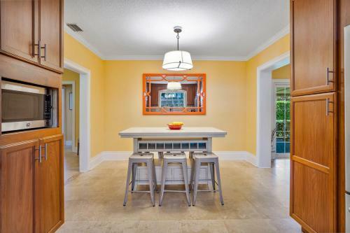 3b Allure W/heated Pool & Jacuzzi, 5min To Beach!