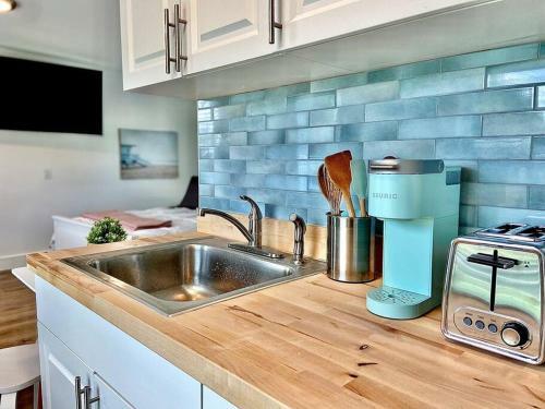 New! The Cutest Tiny Home W/ Pool. Couples Retreat