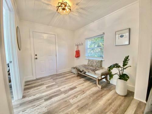 2-3bed/1b Cottage* Great Location, Private Yard, Parking