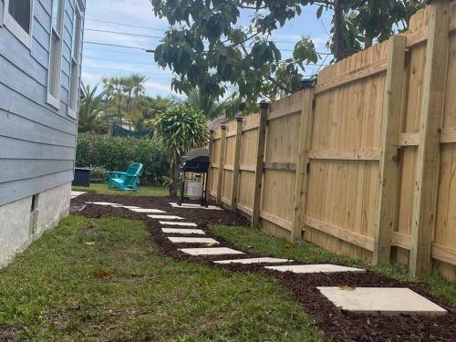 2-3bed/1b Cottage* Great Location, Private Yard, Parking