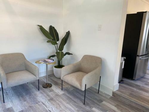 2-3bed/1b Cottage* Great Location, Private Yard, Parking