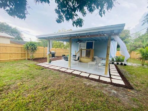 2-3bed/1b Cottage* Great Location, Private Yard, Parking