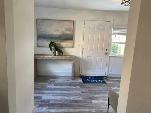 2-3bed/1b Cottage* Great Location, Private Yard, Parking