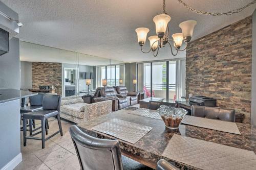 Apartamento Sleek Beachfront Getaway With Community Perks!