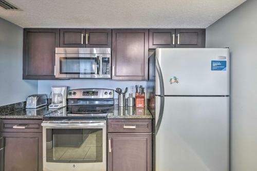 Apartamento Sleek Beachfront Getaway With Community Perks!