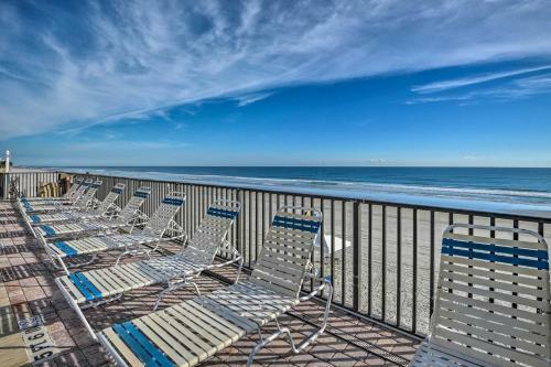 Apartamento Sleek Beachfront Getaway With Community Perks!
