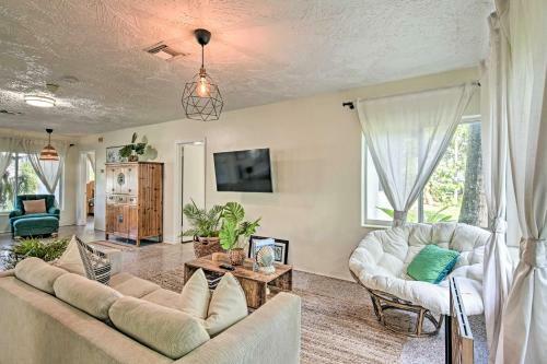 Boho Chic Home With Outdoor Oasis - Near Beach!