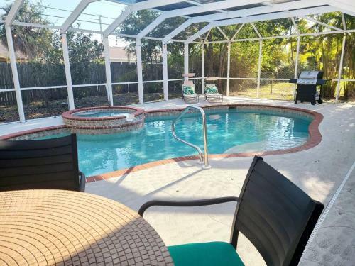 Tropical Paradise Heated Saltwater Pool And Spa