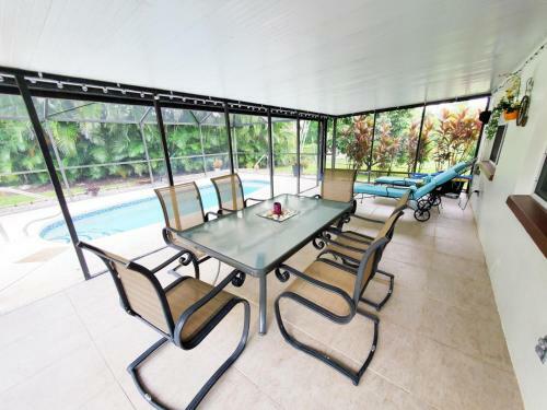 Robby's Roost - Charming 3 Bed 2 Bath Fort Myers Vacation Villa