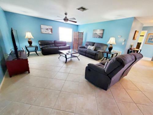 Robby's Roost - Charming 3 Bed 2 Bath Fort Myers Vacation Villa