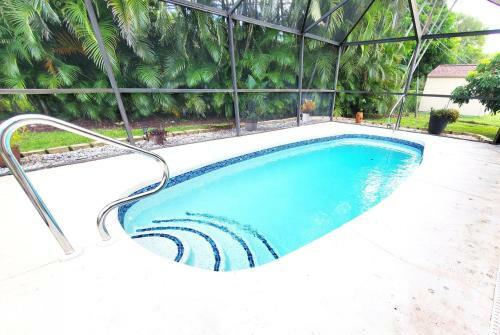 Robby's Roost - Charming 3 Bed 2 Bath Fort Myers Vacation Villa