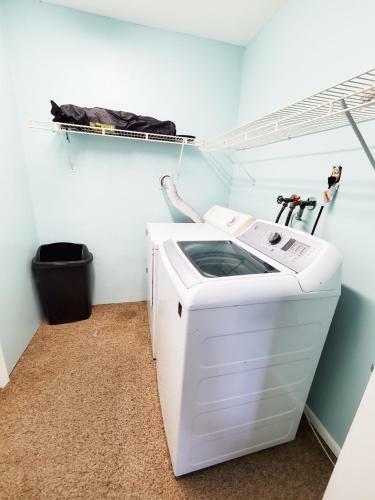 Robby's Roost - Charming 3 Bed 2 Bath Fort Myers Vacation Villa