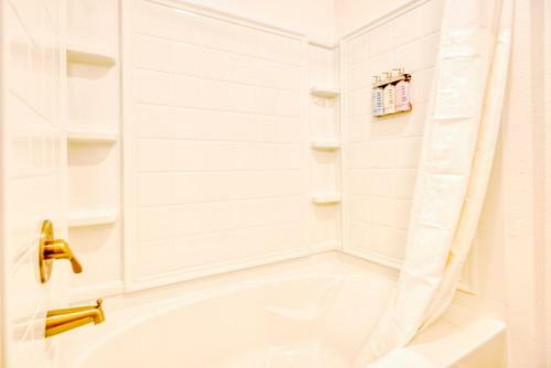 Luxe One Bedroom Apartment With Balcony