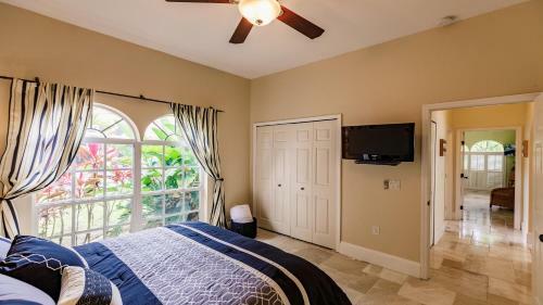 Villa Tropicana - Luxury With Pool