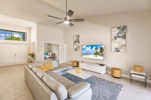 Waterfront Home With Golf Access & Heated Pool