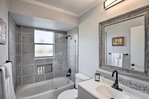 Chic Cape Coral Oasis With Pool About 7 Mi To Beach