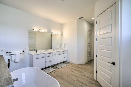 Canalfront Cape Coral Escape With Lanai And Pool!