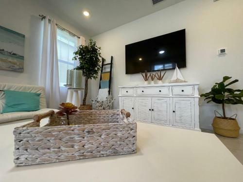 New 3br Spacious & Lux Beach House Theme By Air Base Miami