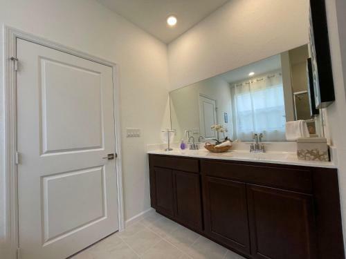 New 3br Spacious & Lux Beach House Theme By Air Base Miami