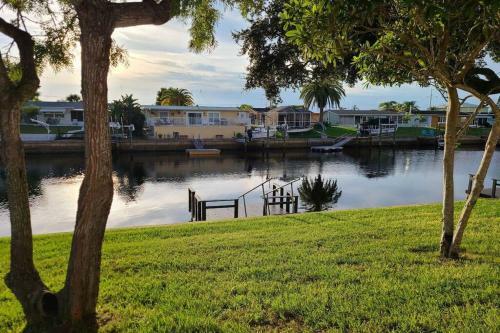 Coconut Cottage - Waterfront Home With Dock