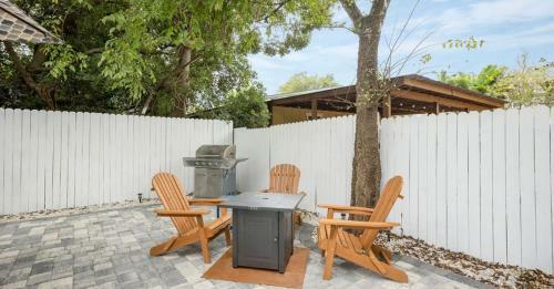 Villa Summer Breeze Beach House! Free Parking & Private Backyard
