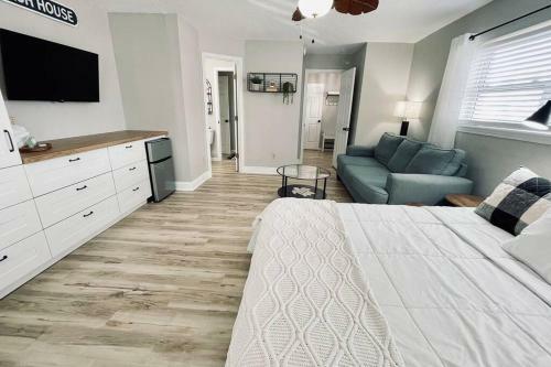 Luxurious Ocean View Getaway!! Entire Home!
