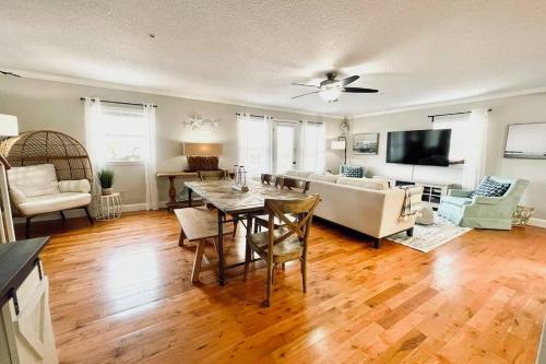 Luxurious Ocean View Getaway!! Entire Home!