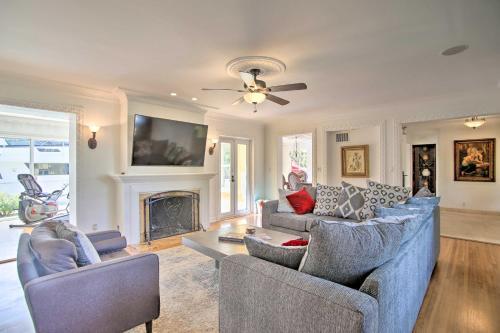Sunny Waterfront Escape In Upscale Neighborhood!