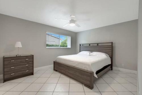 Hostal Features King Bed Smart Tv Coffee Station