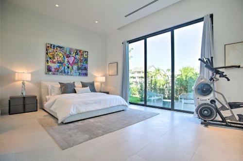 Sleek And Chic Waterfront Home With Private Pool!