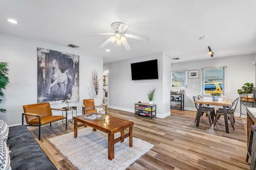 Ranch Style W/lush Courtyard & Grill, Full Kitchen- 5 Min To Beach
