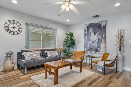 Ranch Style W/lush Courtyard & Grill, Full Kitchen- 5 Min To Beach