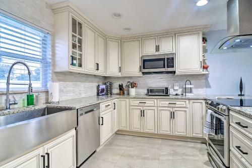 Updated Largo Home With Private Pool And Lanai!