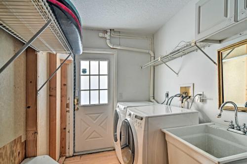 Alluring Largo Hideaway About 4 Miles To Beaches!