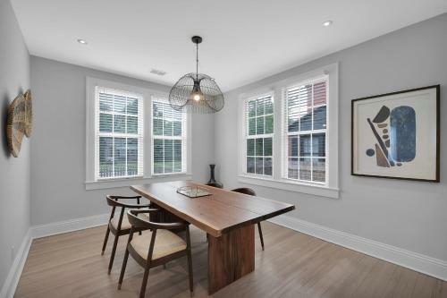 Contemporary Bungalow - 2 Blocks From San Marco Square!!