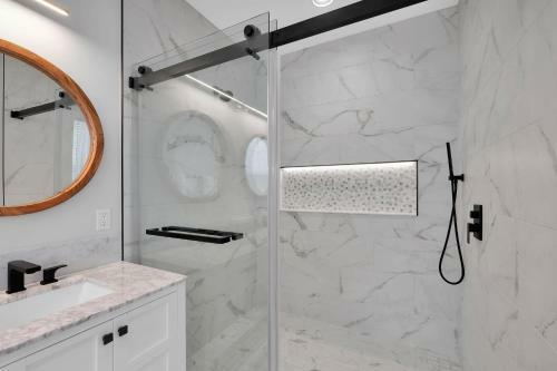 Contemporary Bungalow - 2 Blocks From San Marco Square!!
